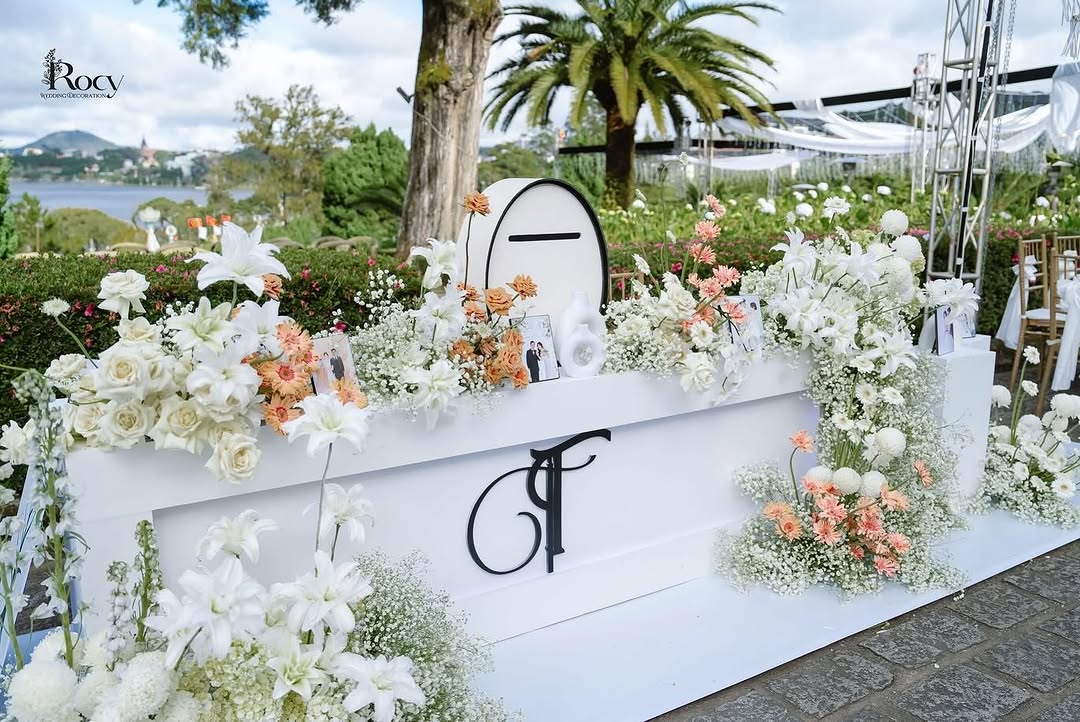 Bàn Gallery Tiệc Cưới Ngoài Trời May Đo Theo Câu Chuyện Tình Yêu Tại Đà Lạt - The Pine Wedding Planner