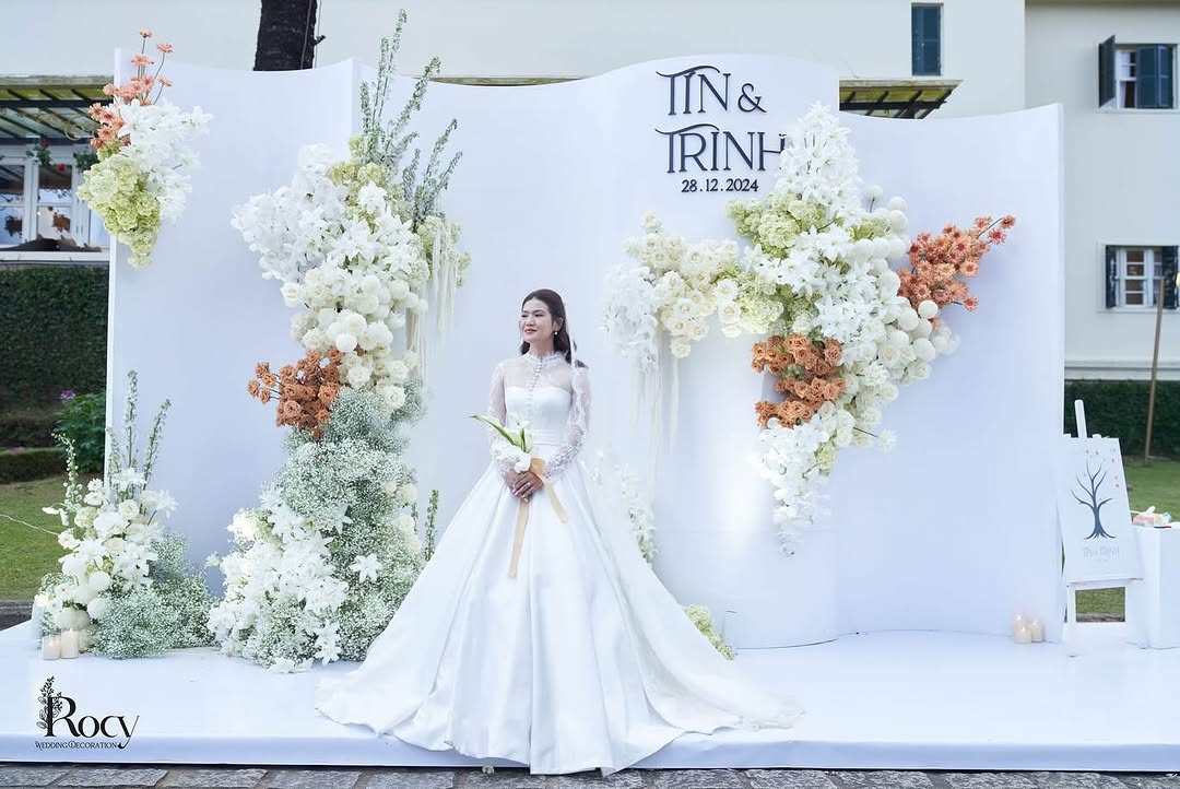 Trang trí đám cưới bãi biển theo phong cách Fine Art với bàn tiệc cưới lãng mạn - The Pine Wedding Planner
