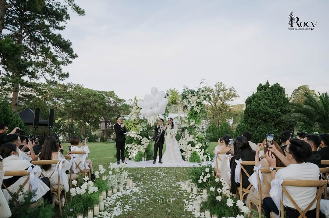 Engagement Ceremony Decoration - A Fine Art Gallery Table Style in Harmony with the Family Home
