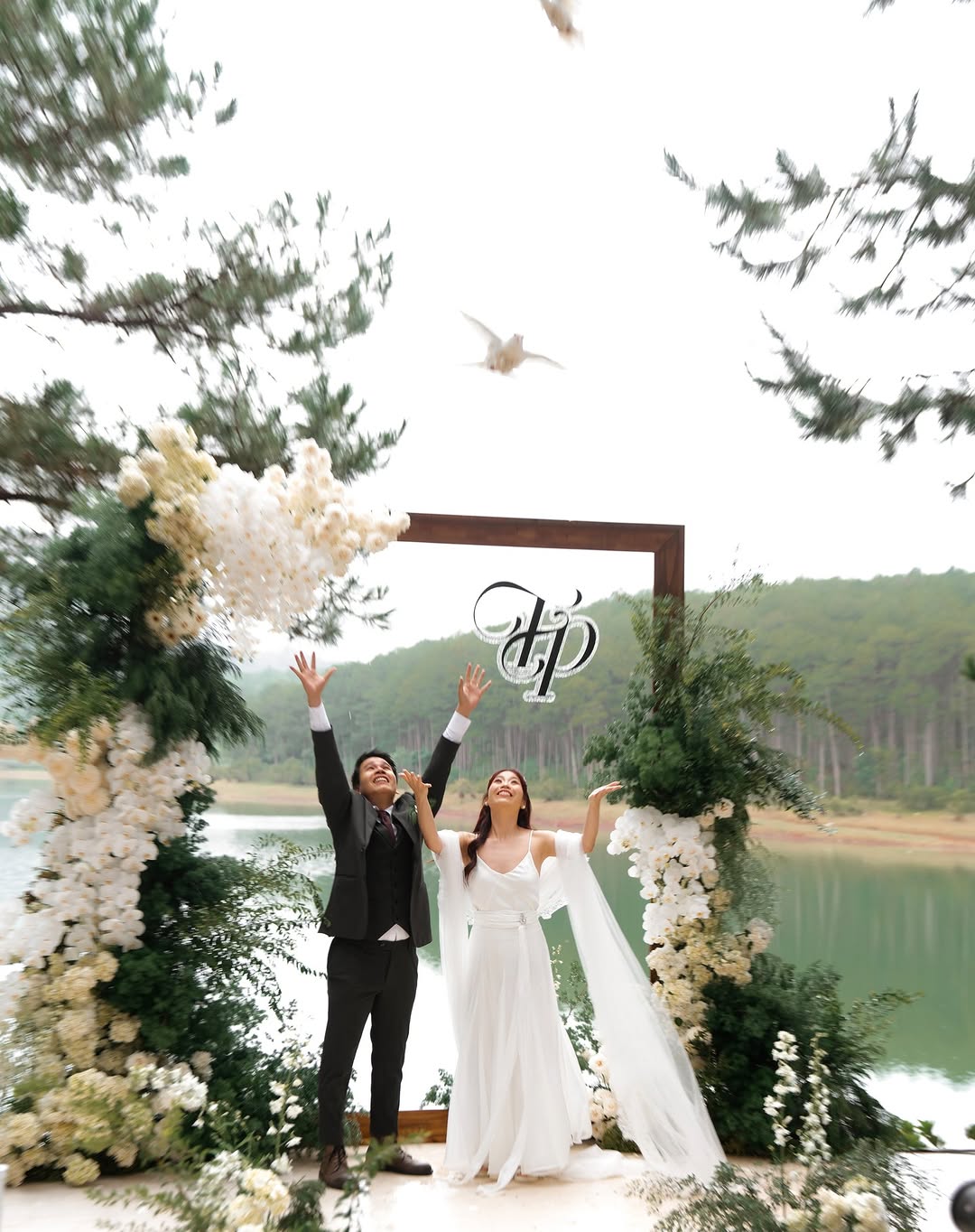 Chi Phí Thiệp Cưới Và Các Chi Tiết Phụ Kiện Cưới Fine Art Tại Đà Lạt - The Pine Wedding Planner
