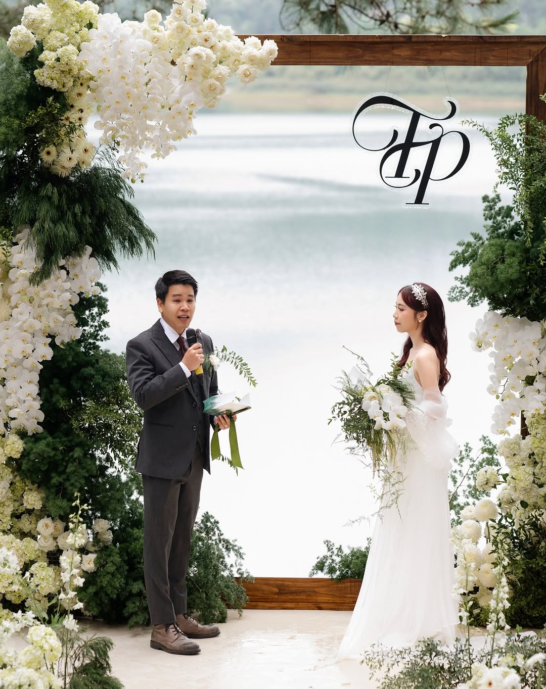 Chi Phí Thiệp Cưới Với Phụ Kiện Và Chi Tiết Trang Trí Cưới Cao Cấp Đà Lạt - The Pine Wedding Planner