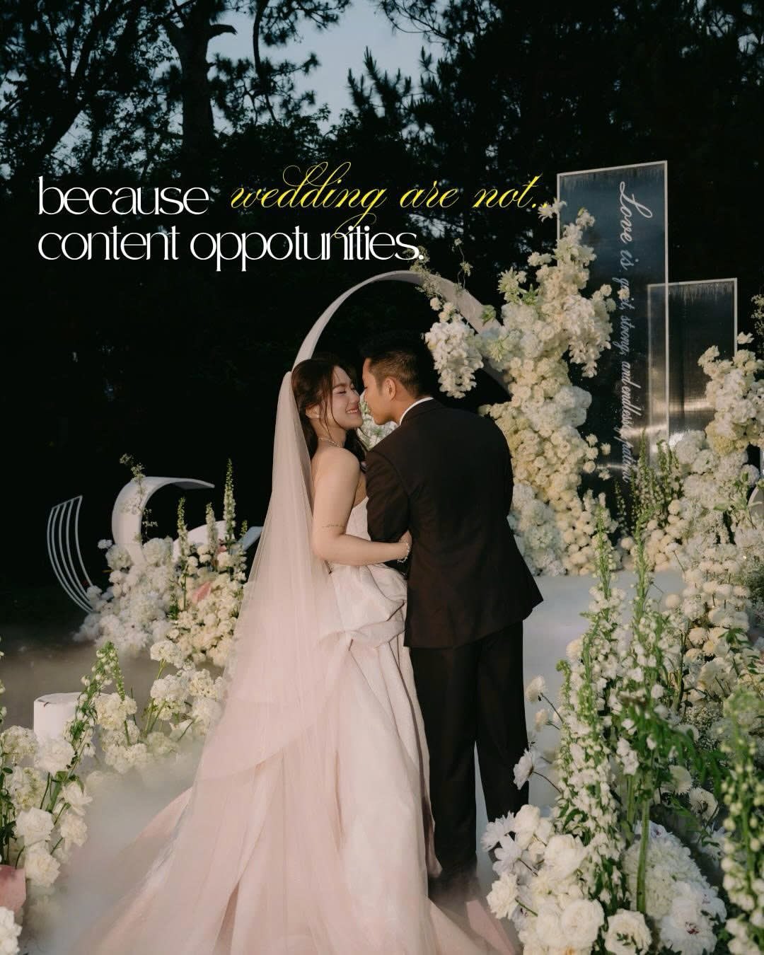 Trang trí đám cưới bãi biển với sân khấu và backdrop hoa tươi - The Pine Wedding Planner